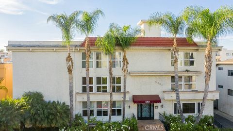Photo of 5301 Yarmouth Ave #7, Encino, CA 91316 (MLS # SR25237896)