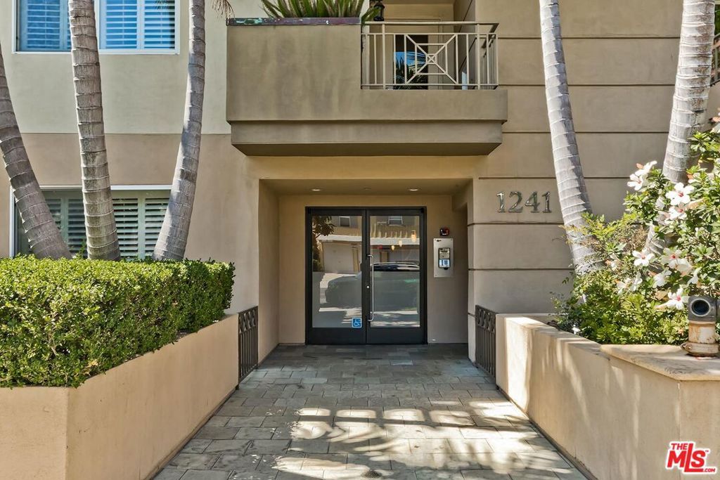 Photo of 1241 S Westgate Avenue #203, Los Angeles, CA 90025 (MLS # 25586891)