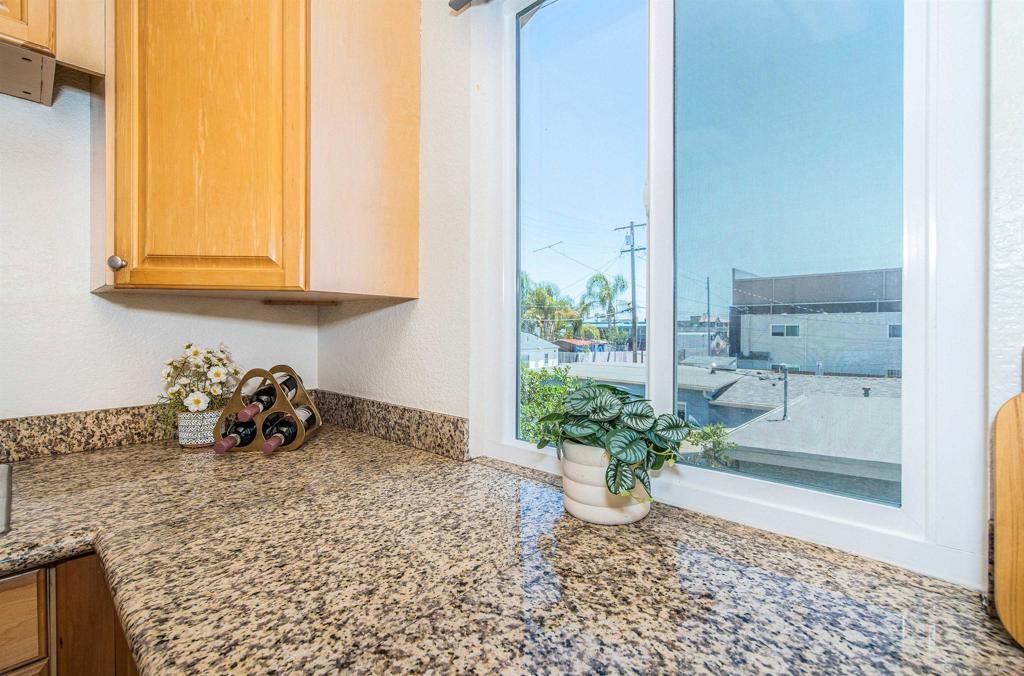 listing image 130729637602434563853