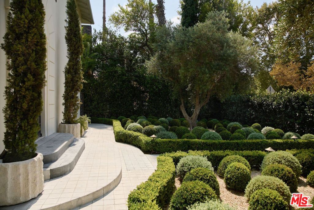 Photo of 172 S McCadden Place, Los Angeles, CA 90004 (MLS # 25601283)