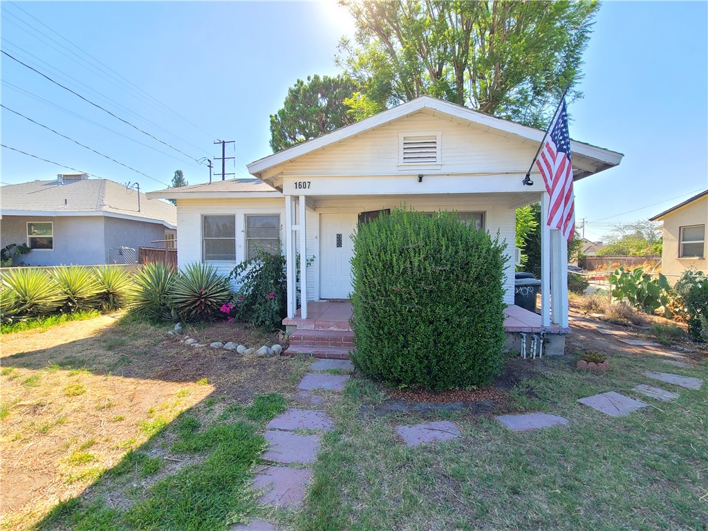 Single-Story 2-Bedroom Home in Redlands! Close to the Citrus Plaza and Mountain Grove Shopping Centers. New Interior Paint, Hardwood Floors throughout the home, and Kitchen with a Stove/Oven (gas), Microwave, and Refrigerator. Wall heater, Window A/C, and Laundry Room with a Stackable Washer and Dryer. Enjoy Mountain Views from a Large Fenced Backyard with a small Patio area. Street Parking. Water and Trash Provided! Will Consider Pet.