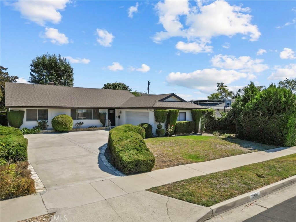 Photo of 10508 Collett Ave, Granada Hills, CA 91344 (MLS # SR25226208)
