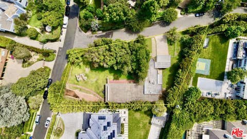 Photo of 401 N Cliffwood Avenue, Los Angeles, CA 90049 (MLS # 26889151)