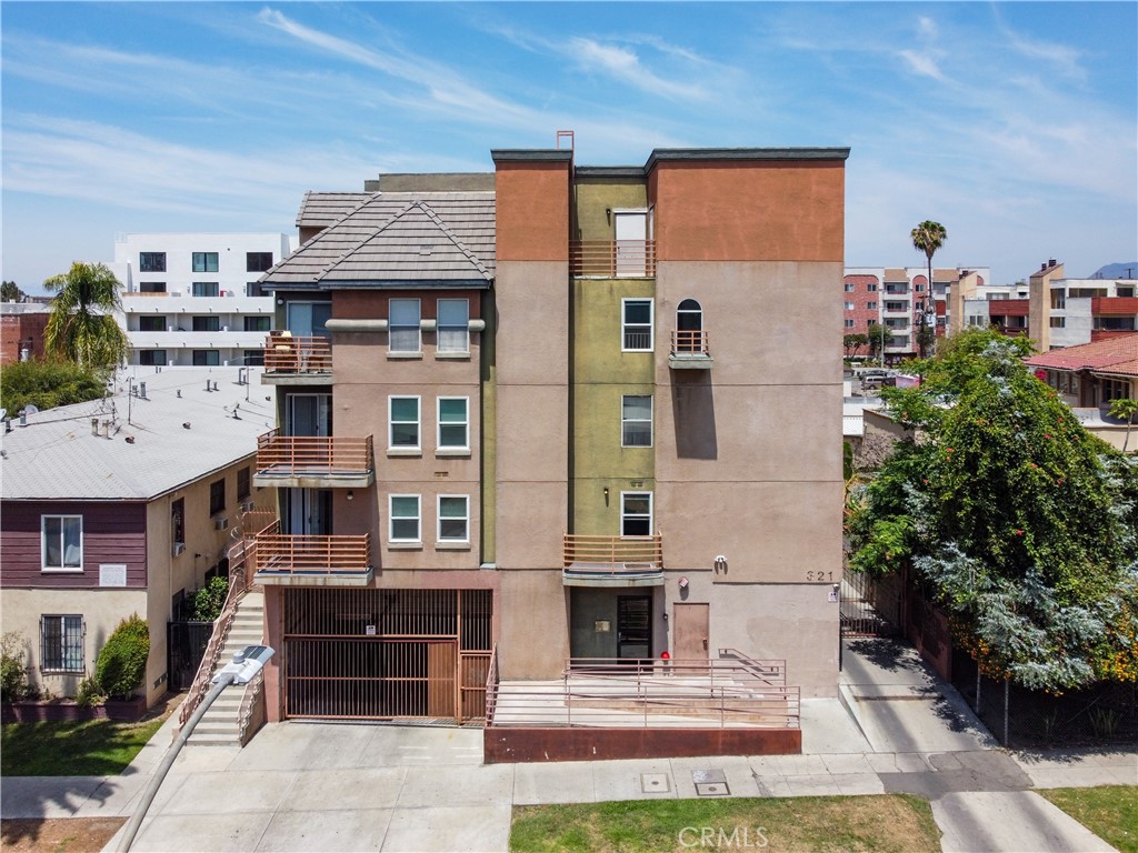 Welcome to 321 S Occidental Blvd, Apt #207. This move-in ready apartment is ready for the next tenant to move on in! Featuring an open loft bedroom/loft, 1 full bathroom, open family room, plenty of natural sunlight throughout, vaulted ceilings, updated kitchen, gas stove, on-site laundry, parking garage on site (trash and water included with rent.) Conveniently located near grocery, restaurants, coffee, transportation and borders Silverlake, Rampart Village, Central L.A., Koreatown, Echo Park, and East Hollywood in heart of Los Angeles. Come see it today and make yourself at home!