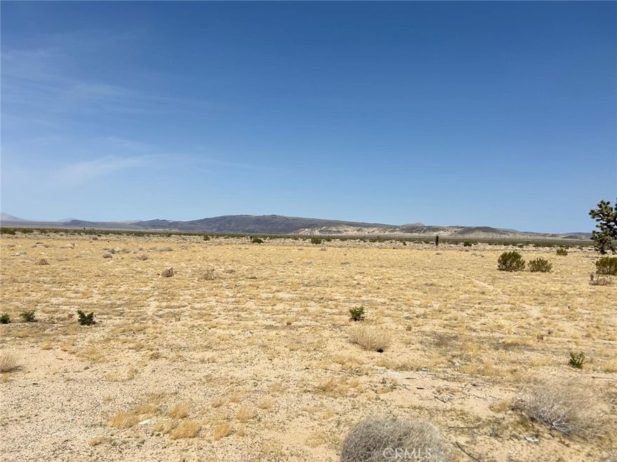 A 25 -acre plot in the desert, this land features open, sun -soaked terrain with sparse vegetation and panoramic views. 

Mostly flat, it includes a functional well-an invaluable water source for off grid living, farming, or building a private retreat.

Peaceful, remote, and full of potential.