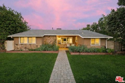 Photo of 5208 Woodman Ave. Avenue, Sherman Oaks, CA 91401 (MLS # 26696897)