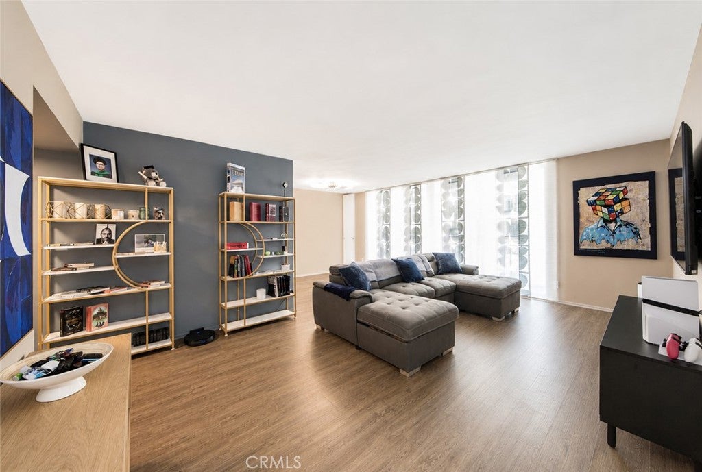7260 Hillside Avenue 207, Los Angeles CA 90046