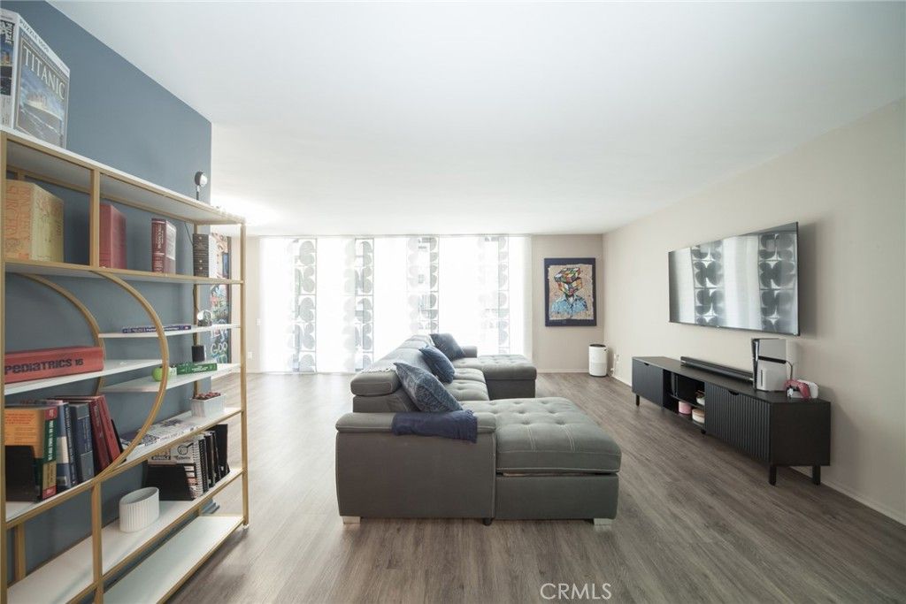 Photo of 7260 Hillside Avenue #207, Los Angeles, CA 90046 (MLS # SR26066217)