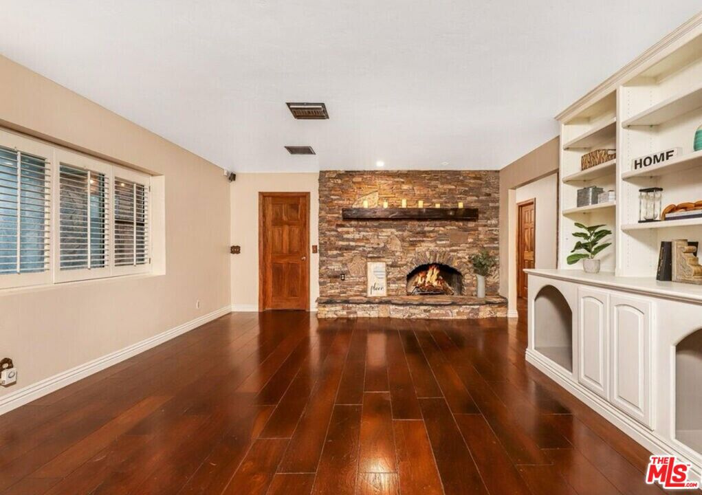 4725 W Avenue M6