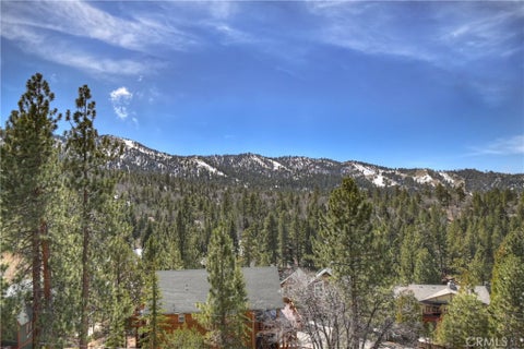 Photo of 43850 Yosemite Drive, Big Bear Lake, CA 92315 (MLS # IG26207226)