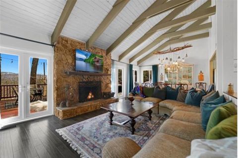 Photo of 943 Nadelhorn Dr, Lake Arrowhead, CA 92352 (MLS # IG26001721)