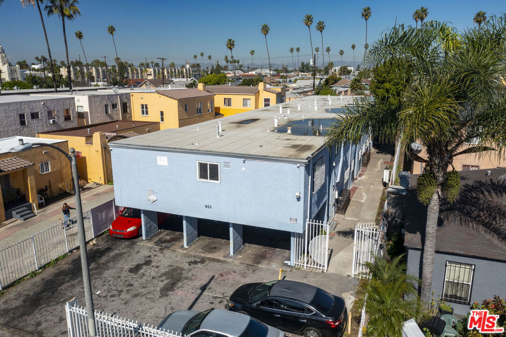 Properties 2 921 W 82nd Street