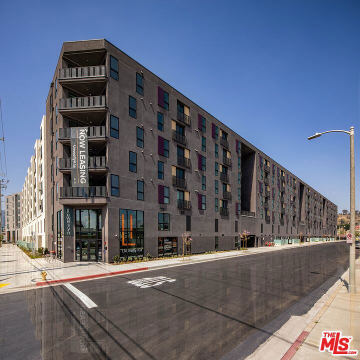 This spectacular 1BD/1BA apartment-home is available immediately! This Los Angeles apartment-home gives you room to create, work, & play. Across the street from the Los Angeles State Historic Park, a vibrant neighborhood has emerged, already home to a number of creative companies and superb food and drink establishments. Where Chinatown meets Mission Junction. This pet-friendly community in Los Angeles with a pool and a gym offers residents a host of enviable amenities. The 1,700-sf double-height Co-Lab provides ample sunlit space for work and meetings, including a large conference room and two smaller meeting rooms, individual workstations, Samsung flat screen displays, and a kitchen with coffee maker. The sunny double-height fitness center offers the latest Matrix strength and cardio equipment, Olympic free weights, TRX double-suspension bay, an outdoor workout space with immediate access to the park, and much more. Residents can enjoy Southern California indoor/outdoor living on three landscaped courtyards; two rooftop decks with cabanas, mountain, cityscape, and Dodger Stadium views; a heated pool and whirlpool spa; and entertaining spaces with flat-screen TVs, barbecues, firepits, and well-equipped kitchens. Photos may consist of similar model units and virtually staged renderings.