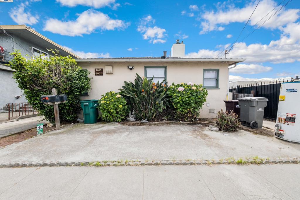 Great opportunity for this wonderful duplex situated between the dynamic Diamond and Laurel districts. Bright and spacious, each unit has 2B/1B, same layout for the front and back unit. Live in one and rent out the other or rent out both. It has a well-maintained bone but need some cosmetic makeover, has a newer roof, long drive way with 2 car garage at the back. Walking distance to school and shops such as gourmet restaurants, charming coffee shops, and vibrant shopping. Hiking, biking trails and local regional parks are around. Minutes away to I580, SR 13.