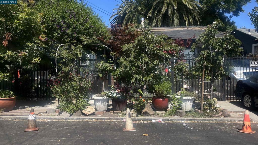 Investor special! This 2-bedroom, 1-bath single-family home is priced to sell. Conveniently located near the 580 freeway, just minutes from the Oakland Airport, shopping, and dining.