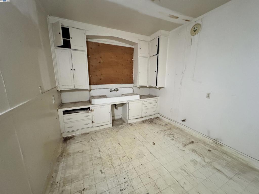 UPPER B STREET - Residential