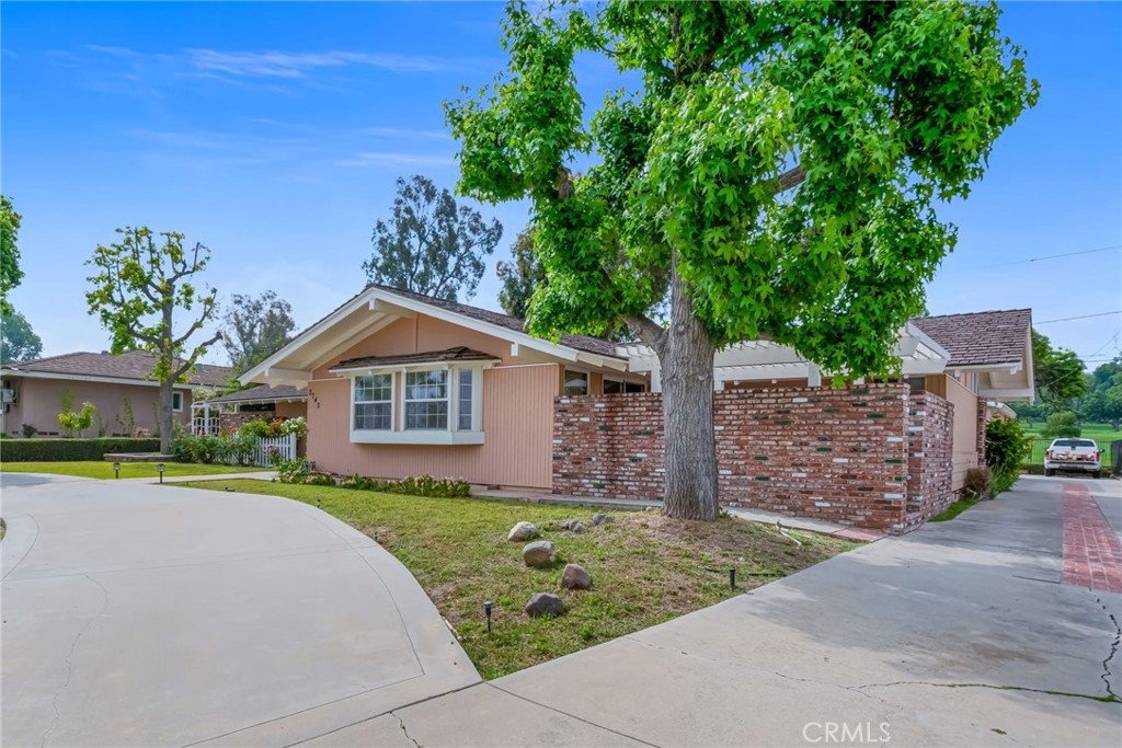 2740 E Cameron