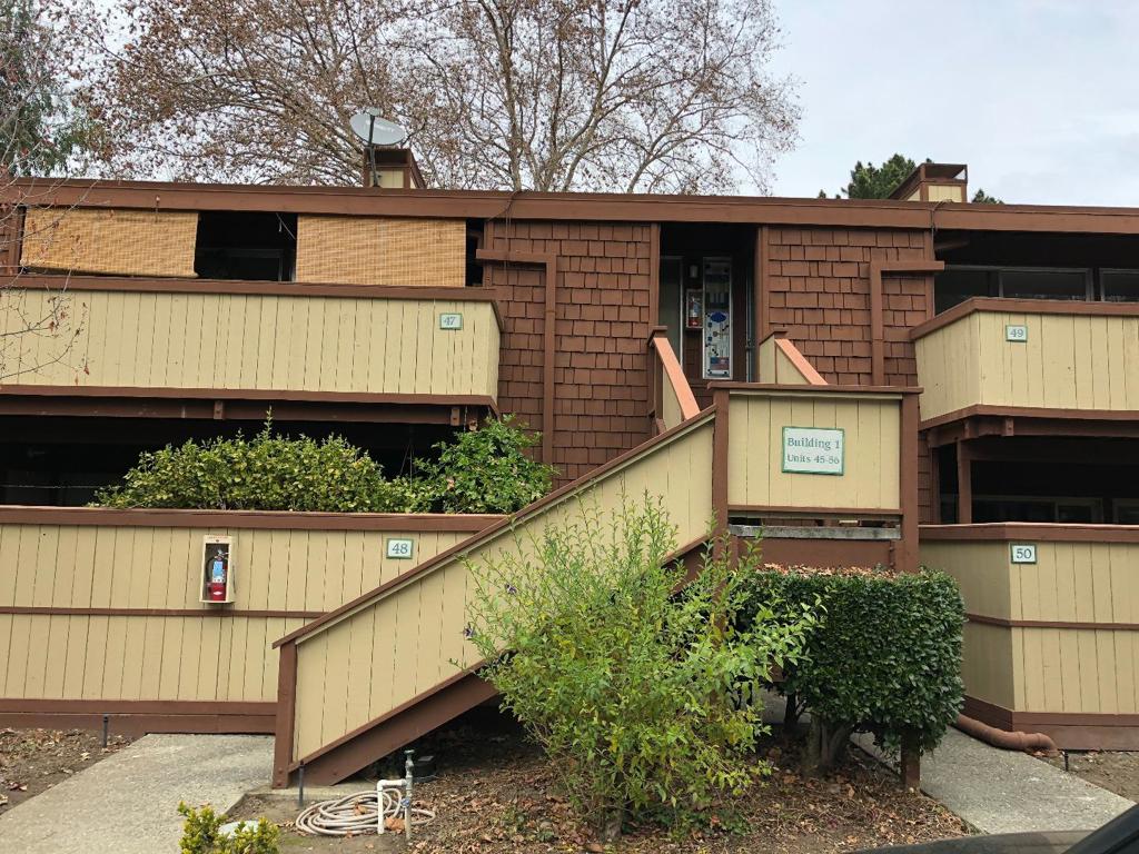 Unit is top floor and is freshly painted and cleaned with new carpet and very soon new windows.. Easy access to 101,Castro street and downtown Mountain View and Silicon Valley. Convenient and walk-able. Close to shopping,restaurants and transportation.