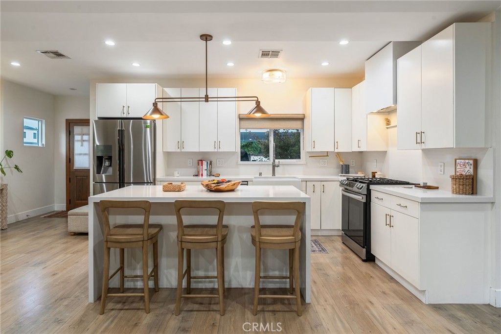 Photo of 7247 Genesta Ave Ave, Lake Balboa, CA 91406 (MLS # OC25228714)