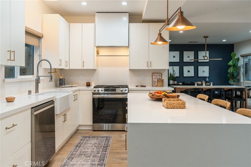 Photo of 7247 Genesta Ave Ave, Lake Balboa, CA 91406 (MLS # OC25228714)