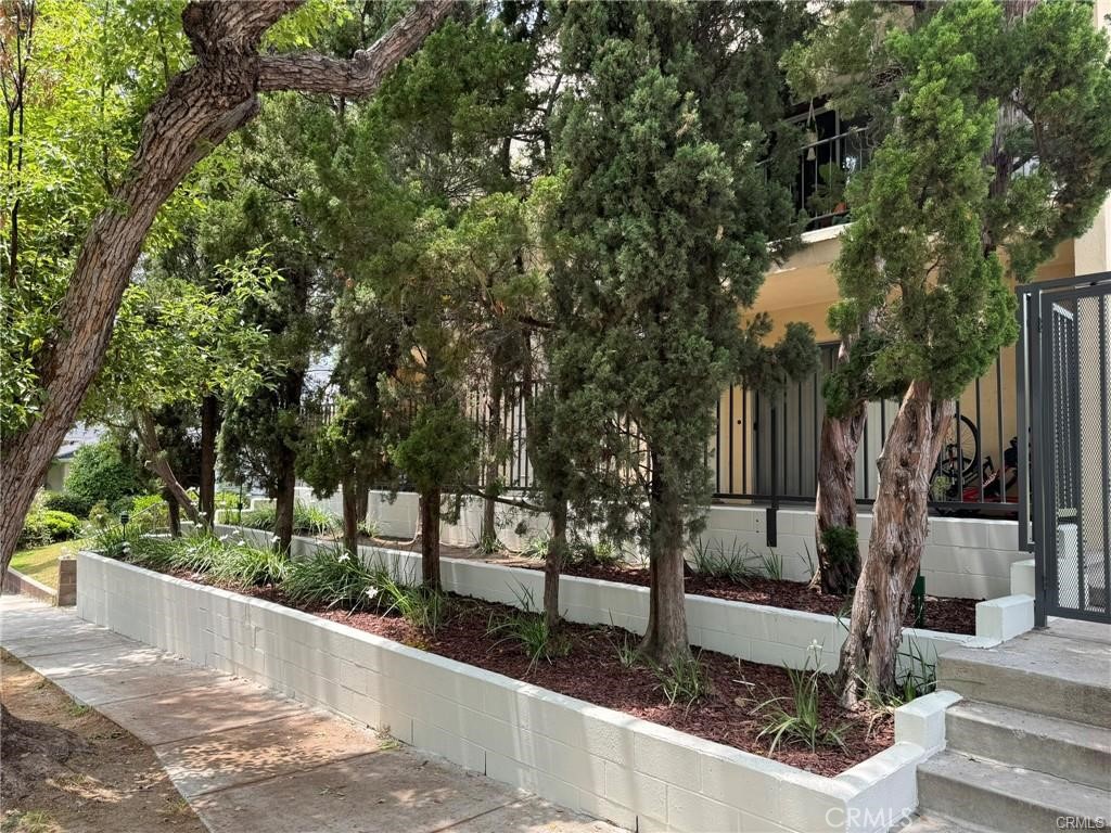 This 1 bedroom, 1 bath, 580 sqft unit is in a security building above Glenoaks Blvd in the tranquil Burbank Hills. It has been recently updated and has beautiful hardwood flooring, stainless steel appliances, plenty of cupboard space, tile countertops, and backsplash in the kitchen.
With an open floor plan, this unit has a dining area/breakfast nook and an oversized living room with large windows that allow plenty of light.
This second-story unit has mountain-top views. The bathroom has a shower-tub combo with a glass enclosure, designer lighting, water, and window-covering fixtures throughout the unit.
There is a private 1 car gated parking space with ample street parking, HVAC, a private green belt, a storage locker, and pay-for community laundry facilities.
The property is close to award-winning schools, Burbank Town Center, Disney, Warner Bro's, Hotel Burbank, all transportation types, hiking, biking, parks, and some of Burbank's best local shopping and eateries.