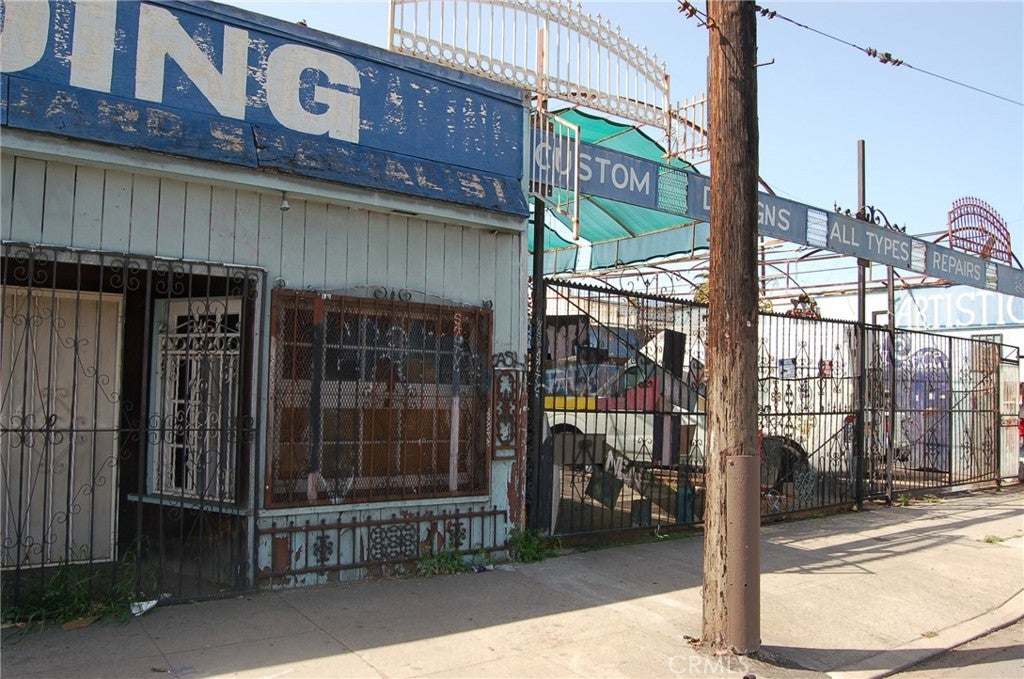 1442 W SLAUSON Avenue