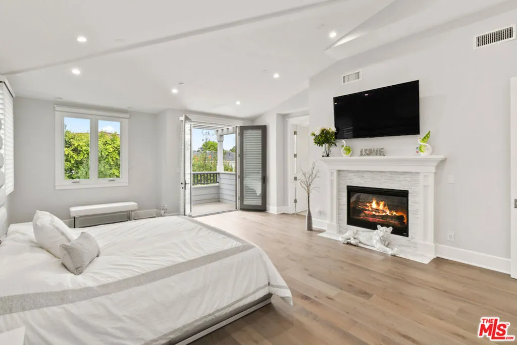 Manhattan Beach, California 90266, United States, 5 Bedrooms Bedrooms, ,7 BathroomsBathrooms,Residential,Active,227262