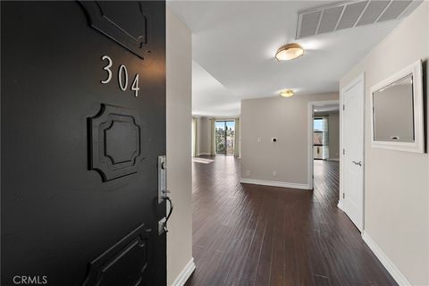 Photo of 152 S Oakhurst Drive #304, Beverly Hills, CA 90212 (MLS # SR26098150)