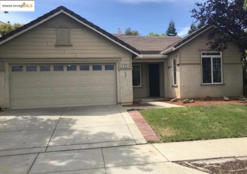 Very well maintained. 3 Bedrooms plus den, can be used as 4th bedroom. Quiet court location. Corion counter tops and gas stove in kitchen. Shelves in the garage. No Pets and No Smoking.