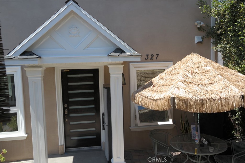 Two-story permitted ADU available on a charming and quiet street in Hancock Park area. Quiet neighborhood in 3rd Street + Orange. 1 bedroom + large study (can be used as a bedroom) + 2 bathrooms (720 SF) + Attic (200 SF) Hardwood floors. the kitchen is almost new and has all appliances, including a full-sized refrigerator, a full-sized stove/oven and dishwasher, as well as plenty of counter and cabinet space. A beautiful two-story European-style home overlooking a beautiful pool. Utilities (electricity, gas, trash collection) are included in the rent. You'll love this place. Must-see !!!