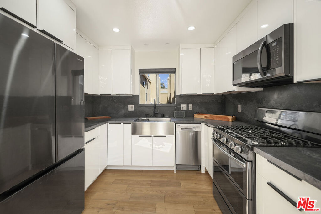 4139 Cahuenga Boulevard 106