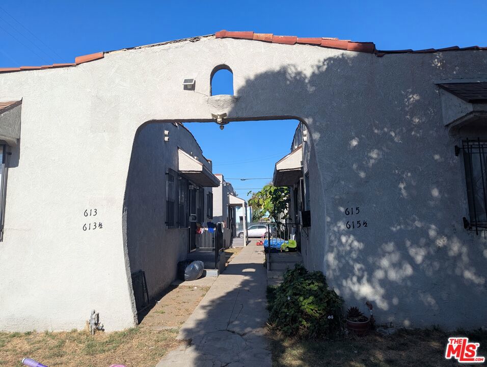 Lower Level 1 bedroom, 1 bath Bungalow style apartment for rent in the City of Los Angeles. Accepting HACLA and Long Term Rental Subsidies. Pics are of similar unit. Shown by appt; No Walk-Ins. **Please note that the owner reserves the right to request the maximum allowable rent for applicants with Housing Vouchers and Third Party Programs**