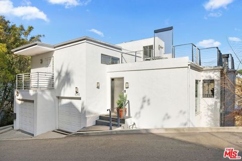 Photo of 8546 Hillside Avenue, Los Angeles, CA 90069 (MLS # 26650967)