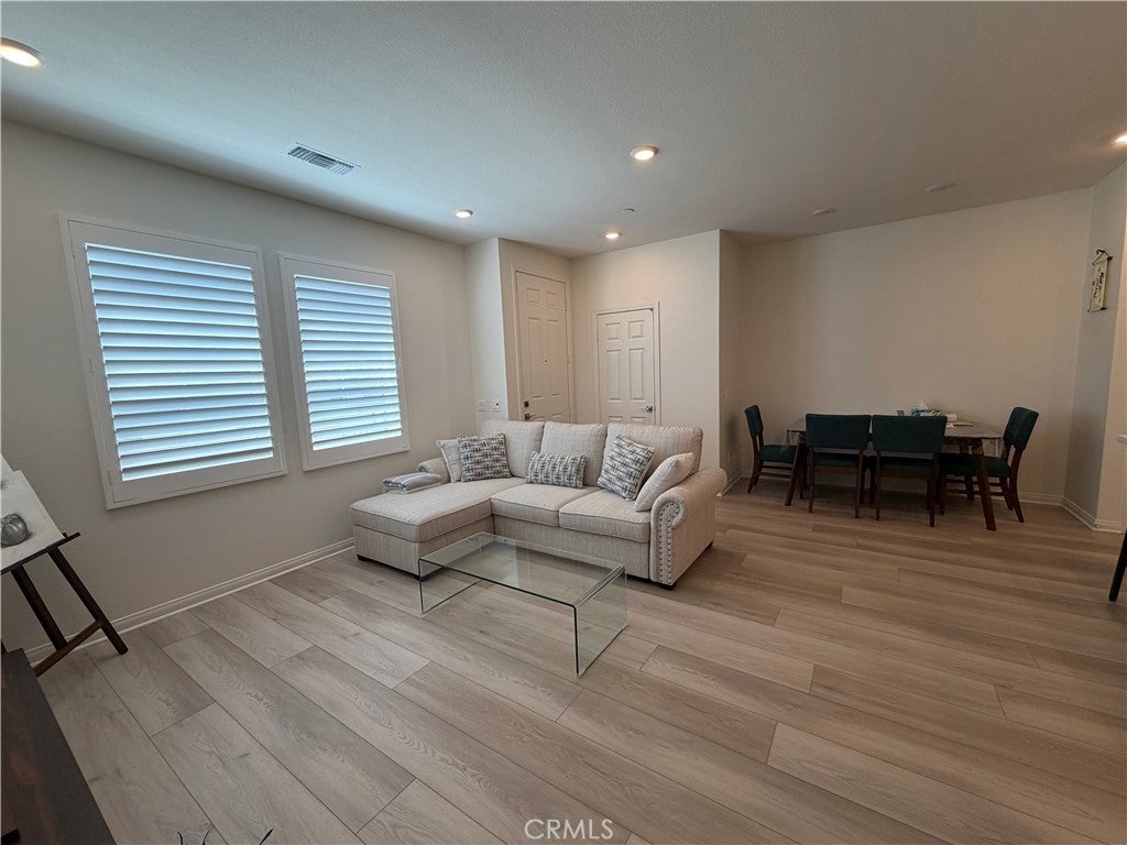 3953 E Rincon