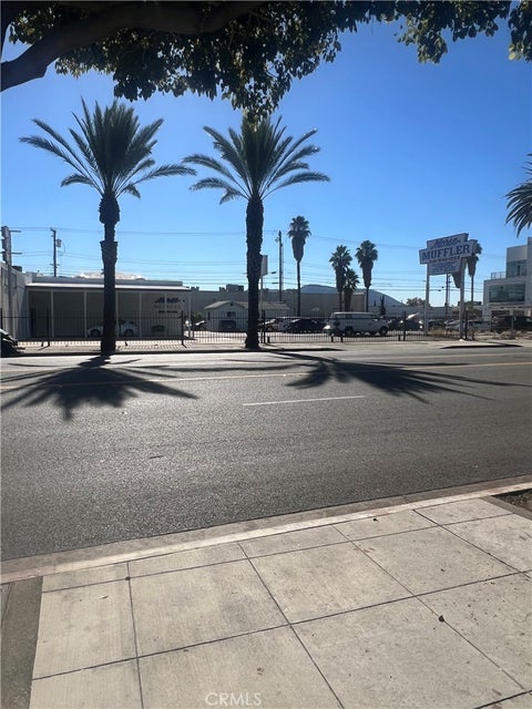 Photo of 1028 W Burbank Boulevard, Burbank, CA 91506 (MLS # GD25223118)