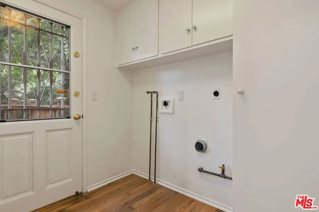 Los Angeles, California 90077, United States, 5 Bedrooms Bedrooms, ,3 BathroomsBathrooms,Residential,Active,193094