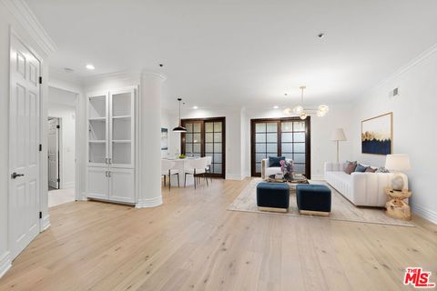 Photo of 850 N Croft Avenue #303, Los Angeles, CA 90069 (MLS # 26639935)