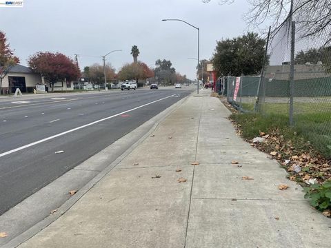 Photo of 522 522 W Grant Line Rd Rd, Tracy, CA 95376 (MLS # 41124344)