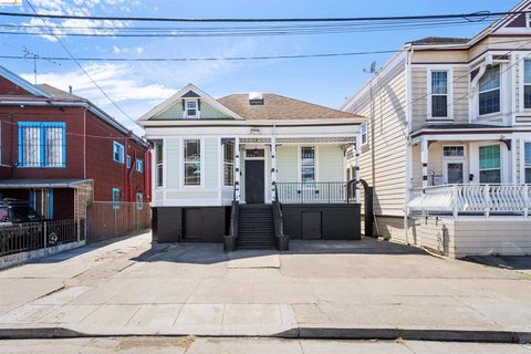Photo of 2735 E 11Th St St, Oakland, CA 94601 (MLS # 41130679)