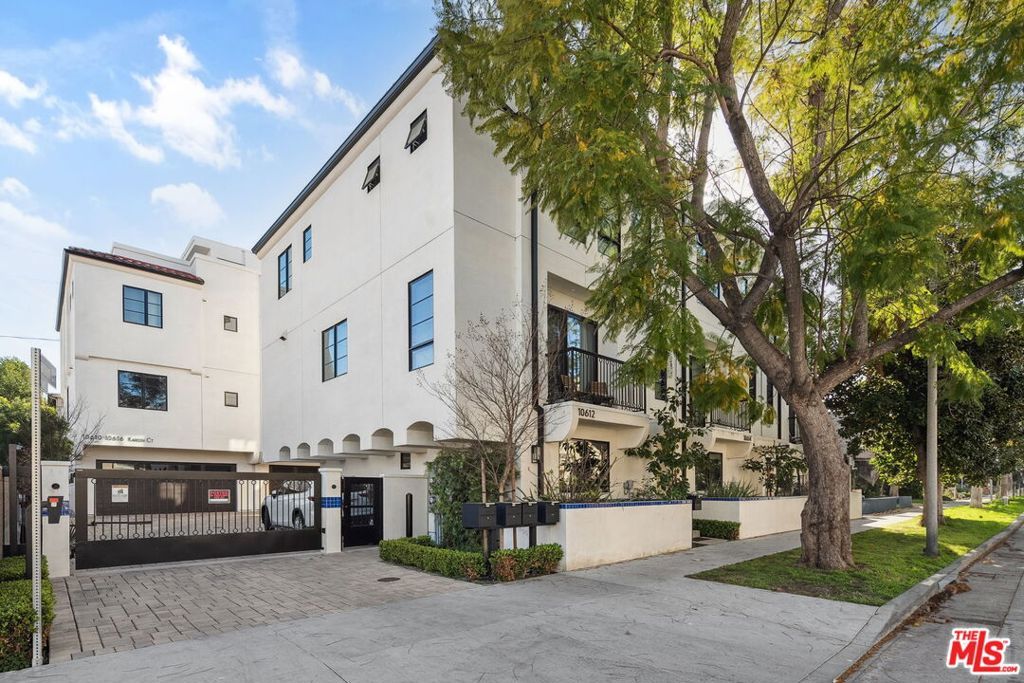 Photo of 10612 W Kareen Court, Toluca Lake, CA 91602 (MLS # 25593751)