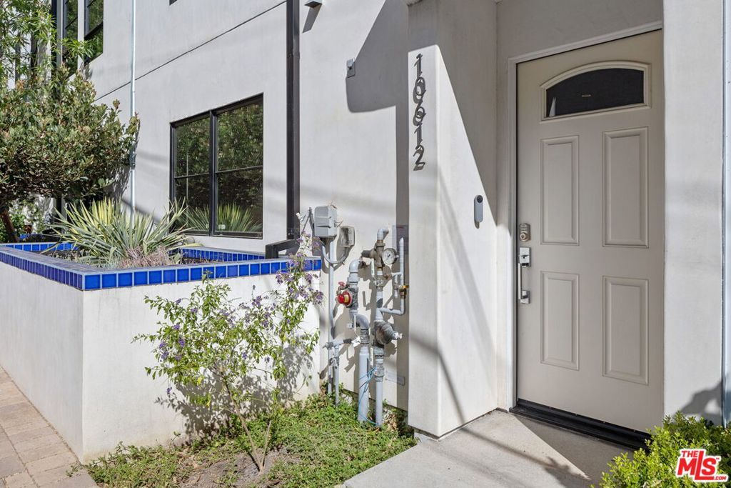 Photo of 10612 W Kareen Court, Toluca Lake, CA 91602 (MLS # 25593751)