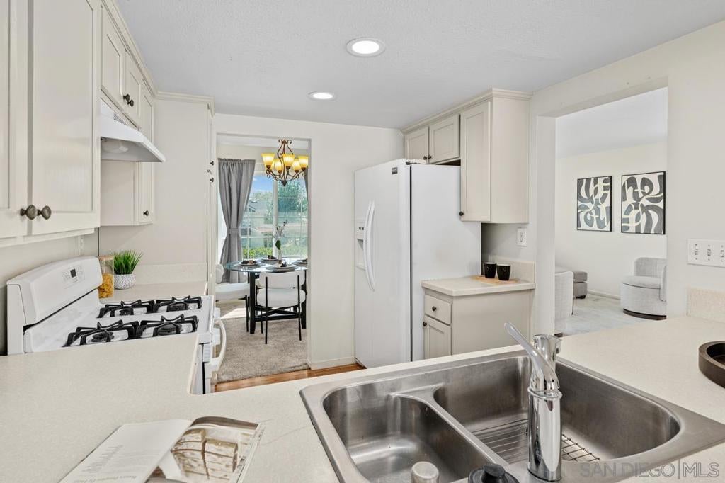 2083 Manzana Way