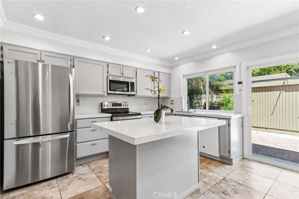 10424 Echo River Court, Fountain Valley CA 92708 - Photo 16