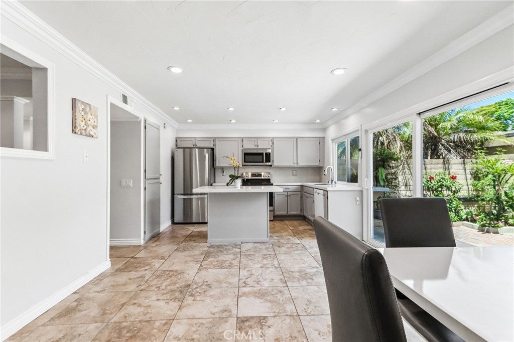 10424 Echo River Court, Fountain Valley CA 92708 - Photo 19