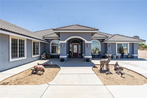 Photo of 9735 Elsinore Road, Oak Hills, CA 92344 (MLS # HD25202581)