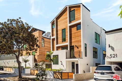 Photo of 511 N Flores Street, Los Angeles, CA 90048 (MLS # 26104851)