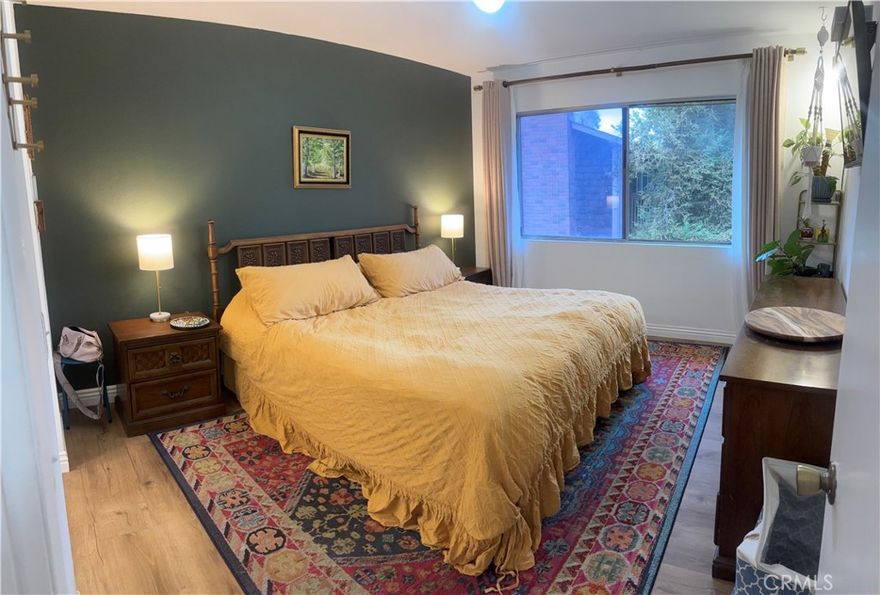 Redwood community2nd story unit overlooking the pool. Balcony has view of the park, pool, and spa. The community offers tree filled pathways, bubbling brook ponds and streams, 2 swimming pools, clubhouse, a gym (with fee), laundry facilities, and an onsite manager 3 days a week. Easy access to the 55 and 5 Freeways. Shopping and restaurants nearby while still surrounded by quiet residential streets with ample street parking. Walking distance to Cabrillo and Mabury Community Parks. Across the street from Match point Tennis Academy...walk to the club and back!