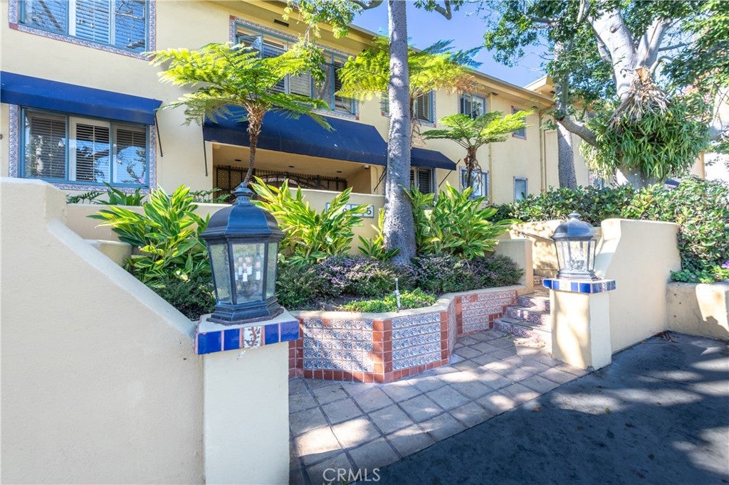 1615 N Laurel Avenue 203
