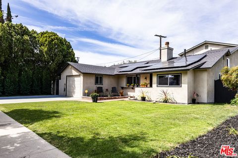 Photo of 8131 Bianca Avenue, Northridge, CA 91325 (MLS # 26673477)