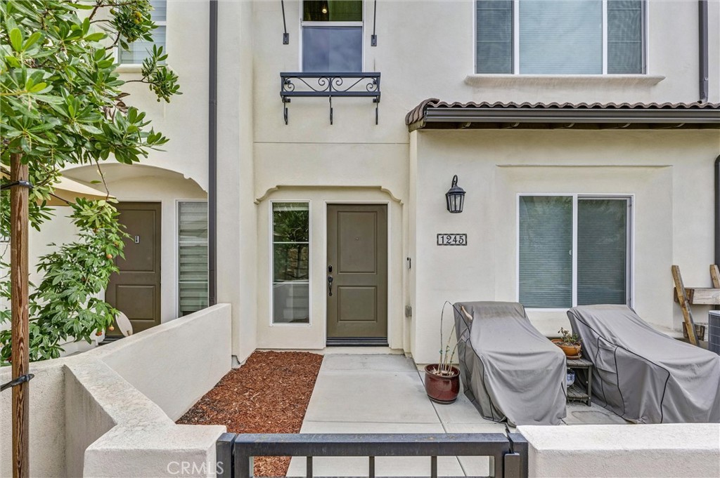 Welcome to this stunning 3-bedroom, 3.5-bath tri-level townhouse in the highly sought-after Oliva Community of Duarte. Built in 2020, this home blends modern comfort with sophisticated style—and it’s ready for you to move right in.
Step inside to expansive upgraded vinyl flooring that flows seamlessly through the open-concept living areas. The chef’s kitchen is the true centerpiece, showcasing sleek granite countertops, crisp white cabinetry with floating shelves, and a spacious island with seating for four—perfect for casual dining, coffee mornings, or entertaining friends. Stainless steel appliances and generous storage complete this dream kitchen.
A rare feature you’ll love: a downstairs bedroom with a full bathroom, ideal for guests, extended family, or even a private home office. Upstairs, the master suite feels like a retreat, offering a large walk-in closet and a spa-like bathroom with dual vanities, a roomy walk-in shower, and a private water closet. Each bedroom includes recessed lighting and thoughtful design details that create a warm, inviting atmosphere.
Smart-home conveniences like a Nest thermostat, Nest x Yale smart lock, and a tankless water heater make everyday living simple and efficient. Custom window treatments and direct garage access add even more comfort and style.
The location can’t be beat—you’re minutes from the 210 Freeway, the world-renowned City of Hope, local dining, Santa Anita Mall, and the vibrant shops and restaurants of Old Pasadena.
Don’t just read about it—come experience this home in person. Schedule your showing today and see why this townhouse is the perfect blend of modern elegance, convenience, and comfort.